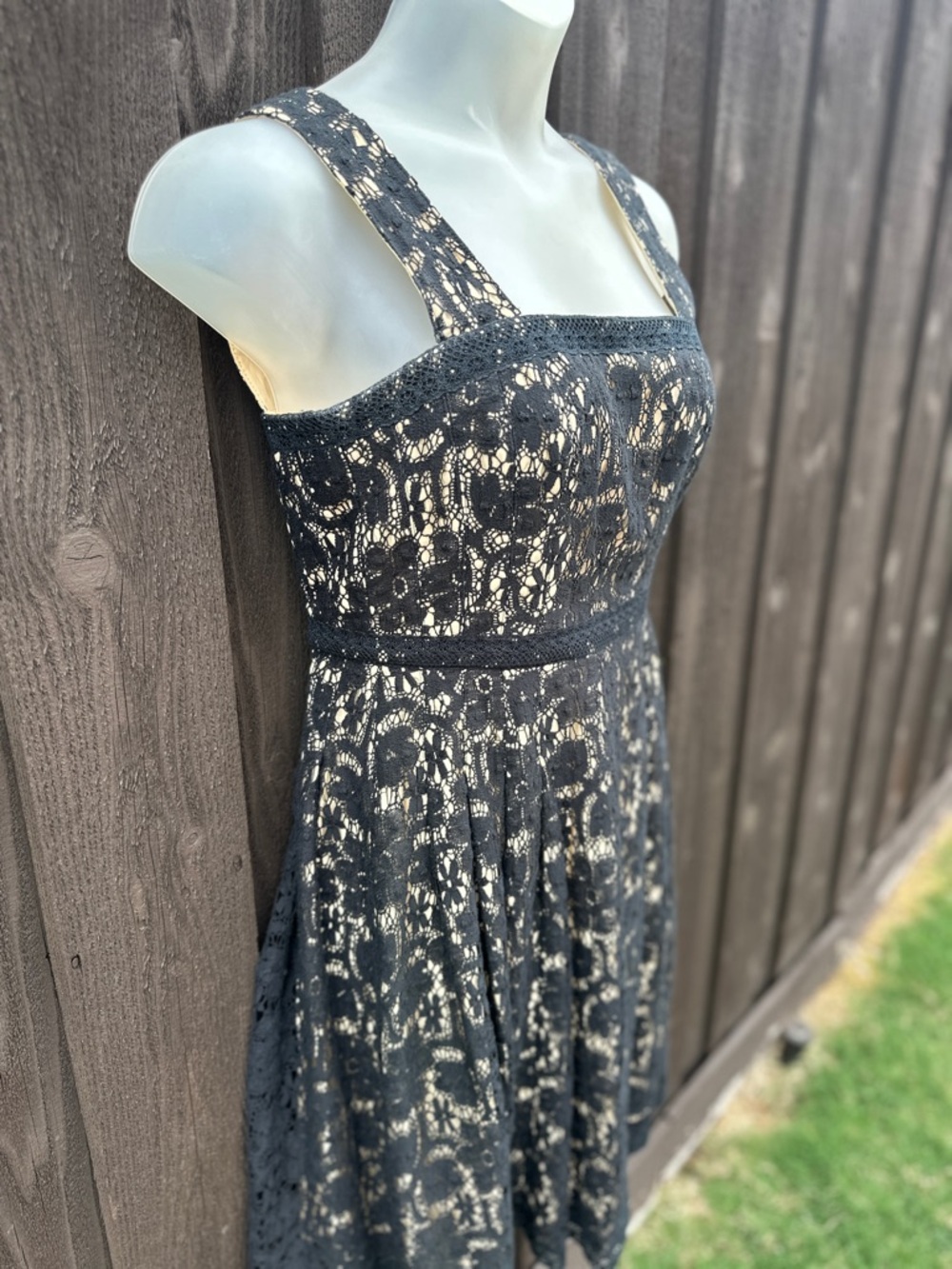 Kay Unger Black Lace Overlay Dress Cream Underlay Straps sleeveless Size 6